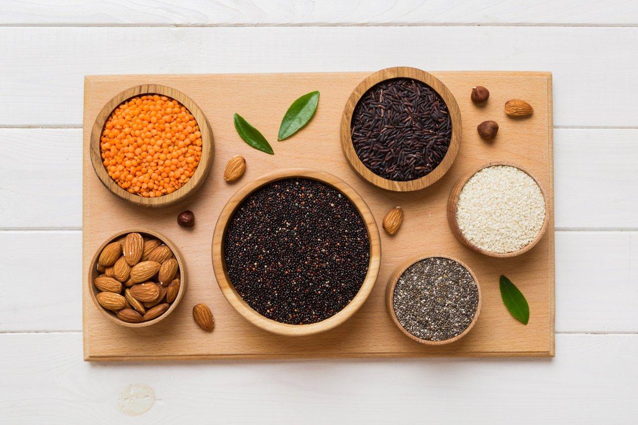 Assortiment de superfoods riches en antioxydants pour une peau saine et éclatante.
