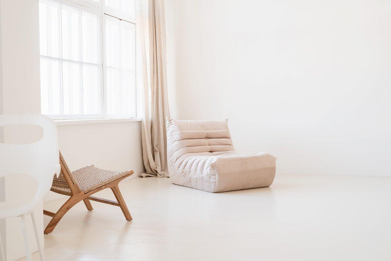 Espace de méditation minimaliste, lumineux et épuré, idéal pour débuter la pleine conscience chez soi.