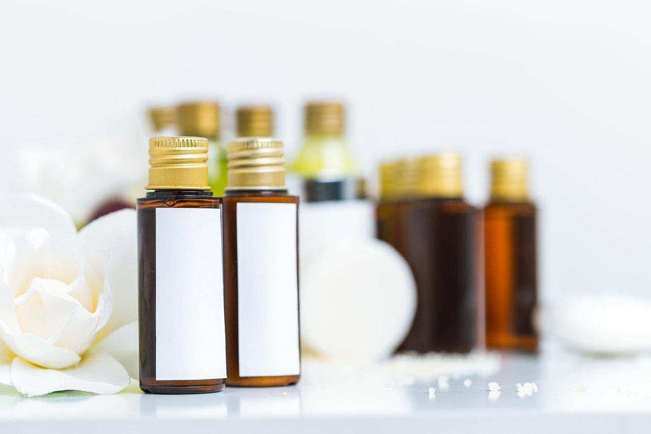 Flacons d’huiles essentielles de lavande, tea tree, citron, eucalyptus radié et menthe poivrée, essentiels pour débuter en aromathérapie.