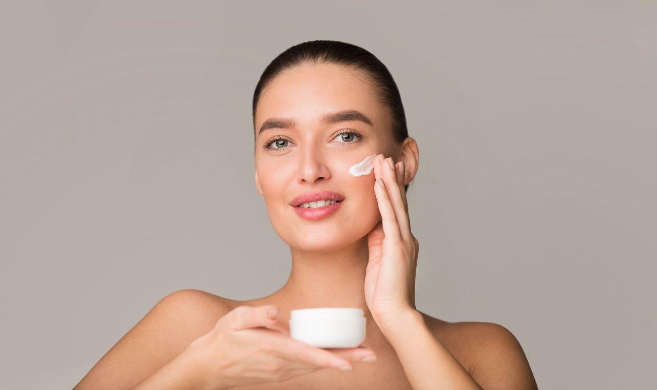 Massage facial doux avec crème de nuit pour une peau fatiguée, favorisant hydratation et régénération.