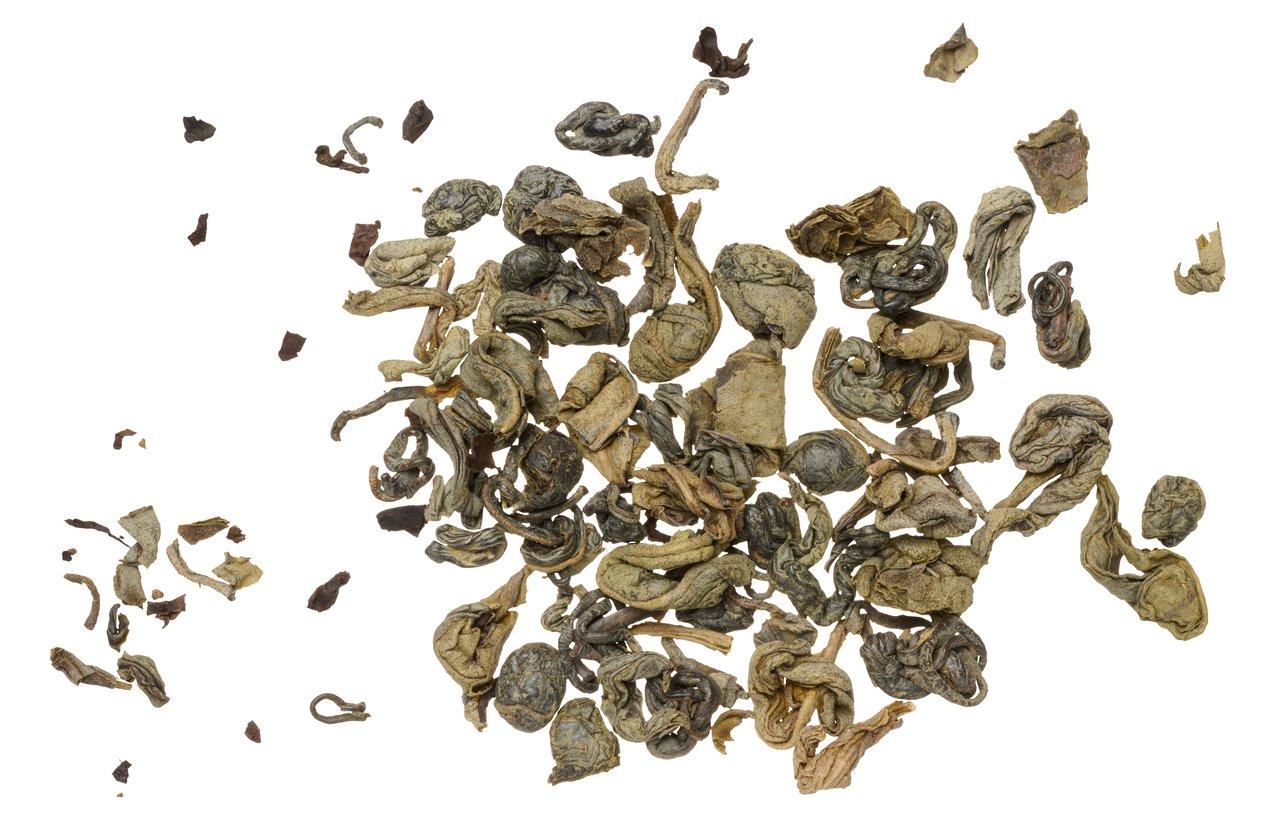 Feuilles de thé vert séchées, guarana et maté, ingrédients clés pour une infusion minceur à base de plantes.