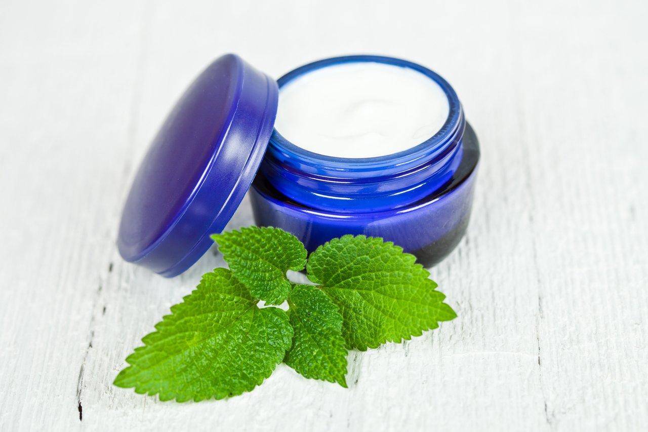 Pot de crème visage avec texture lisse à base d'ingrédients naturels, idéal pour une hydratation optimale.