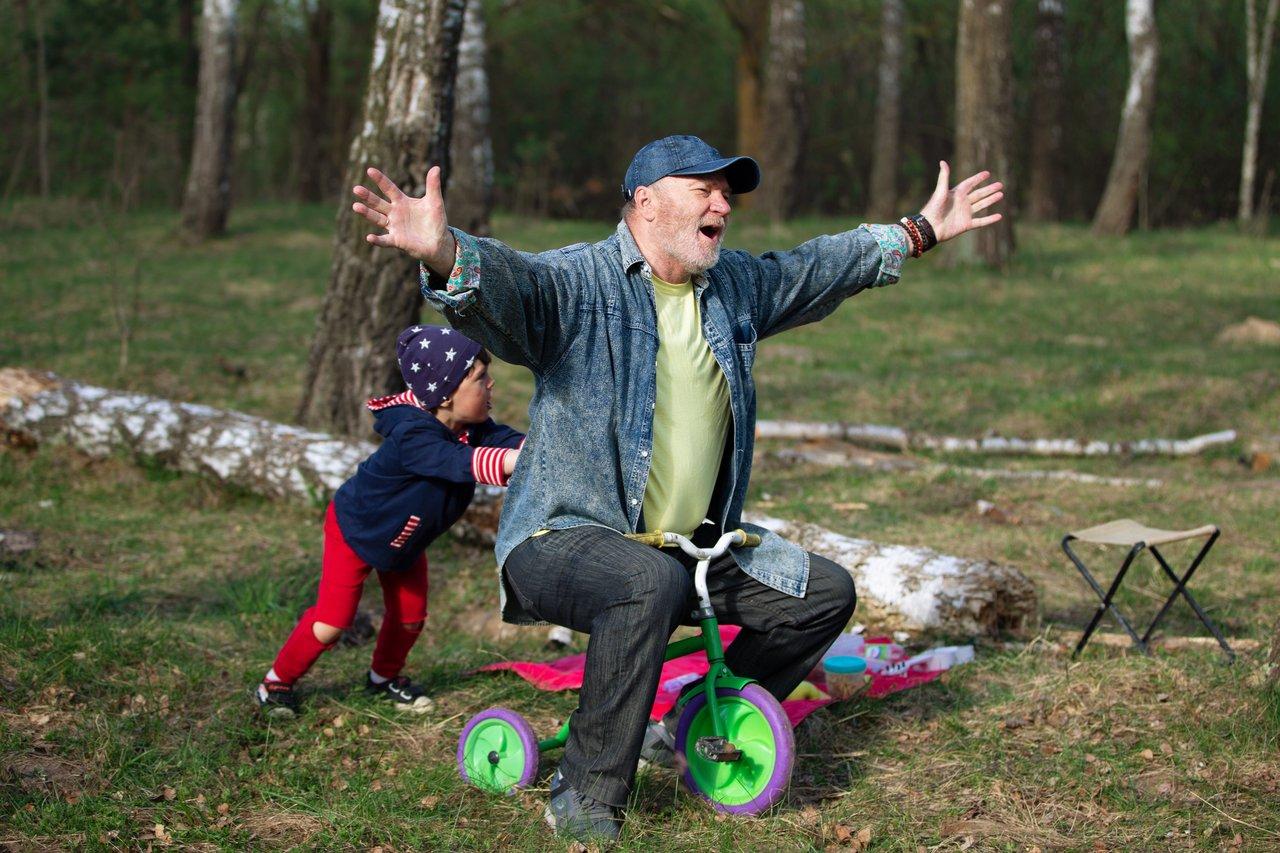 Une séance de multigenerational outdoor exercise en famille dans la nature, renforçant santé et lien intergénérationnel.