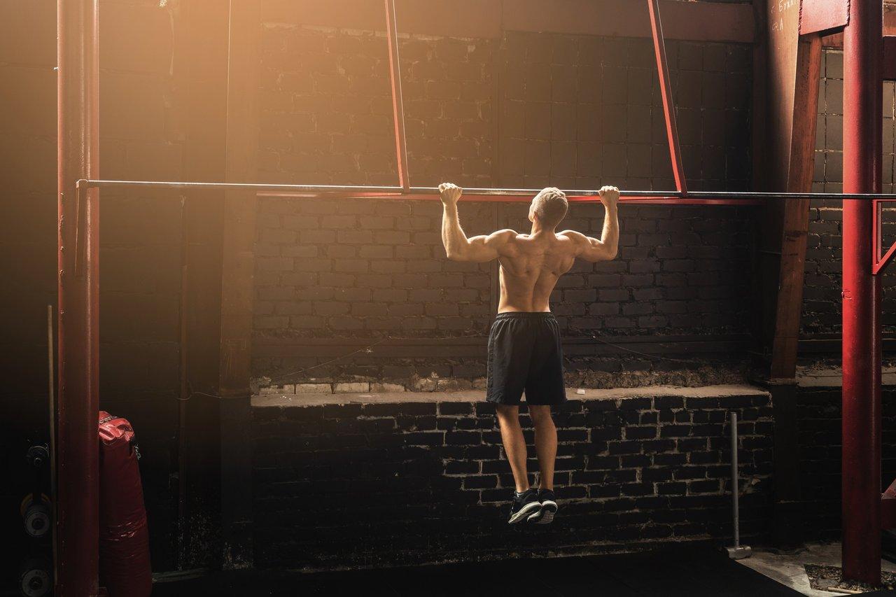 Exercices au poids du corps pour renforcer le dos : Superman, bird-dog et gainage.