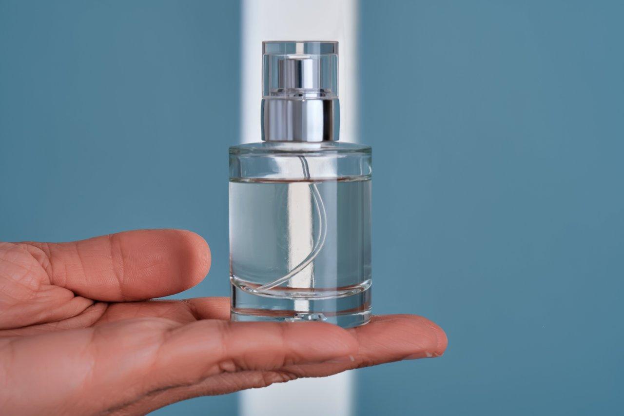 Flacons de parfums avec étiquettes allergènes, essentiels pour connaître la composition et prévenir les réactions.