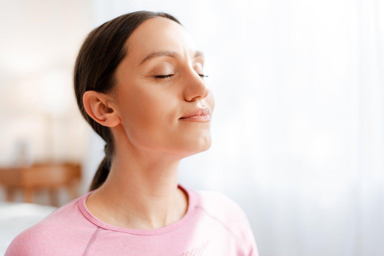 Séance de relaxation guidée par une sophrologue lors d'une respiration apaisante pour gérer le stress.