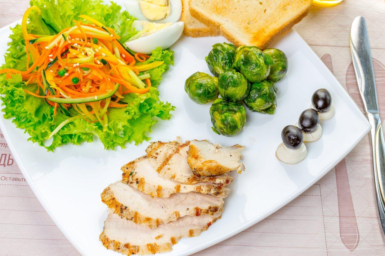 Une assiette équilibrée pour diabétiques avec légumes, grains entiers, poisson gras et oléagineux.