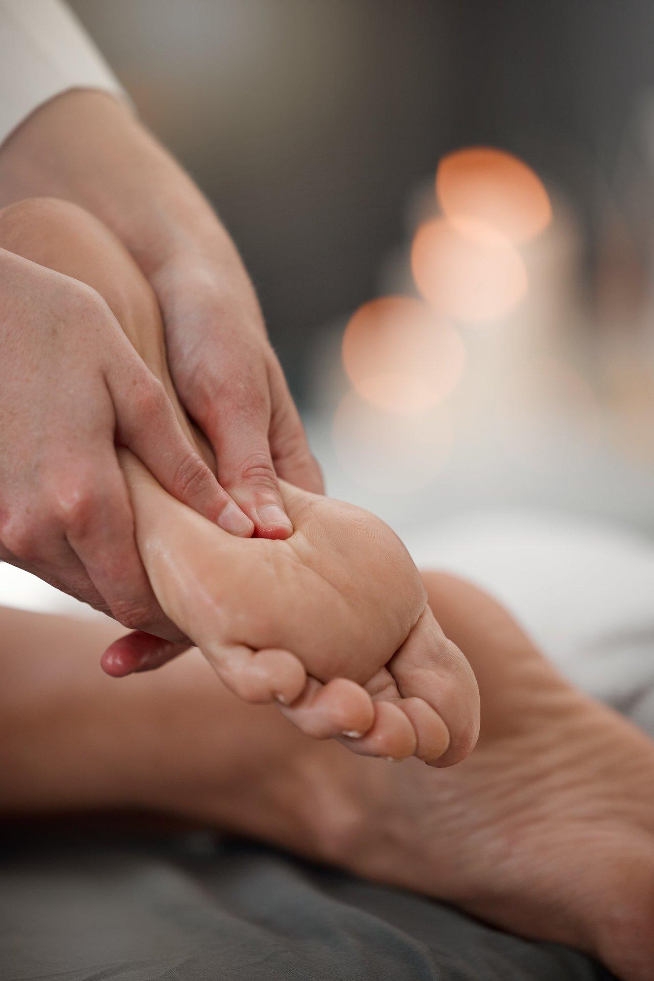 Séance de réflexologie du pied pour seniors, favorisant relaxation, circulation et bien-être.