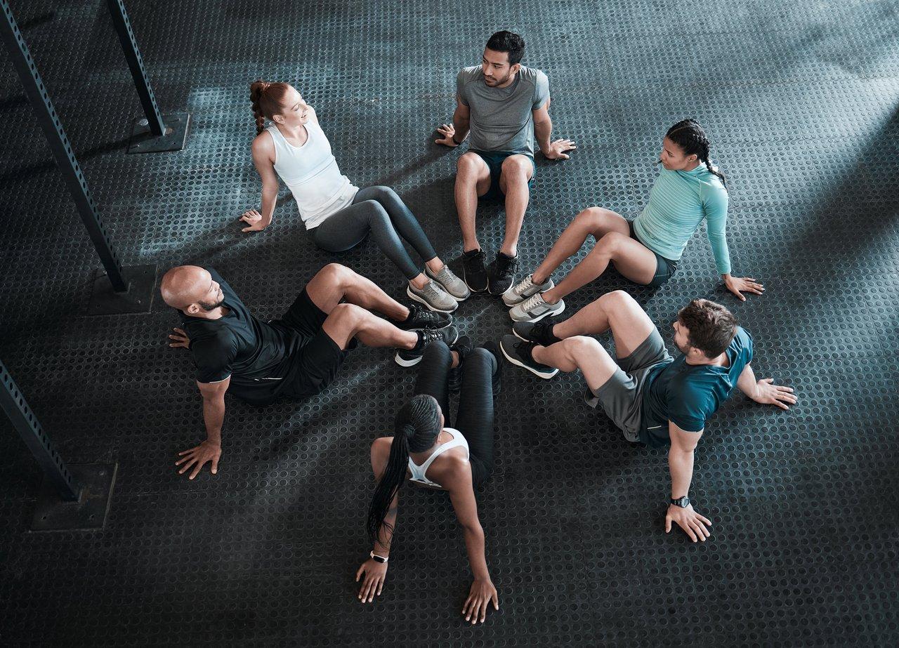 Une séance de team fitness workout dynamique favorisant la confiance en soi et la cohésion de groupe.