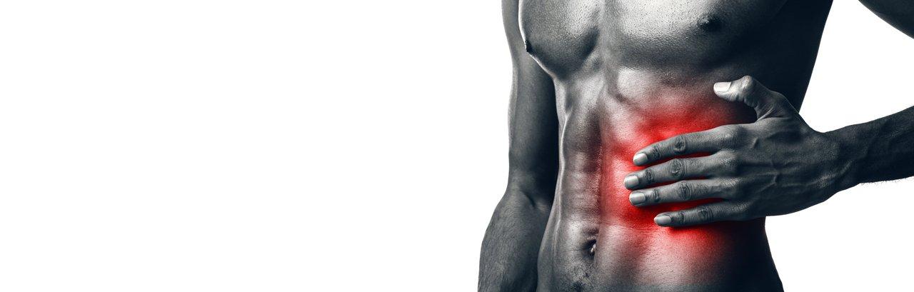 Athlète épuisé manifestant des douleurs musculaires, symbole de fatigue liée au surentraînement.