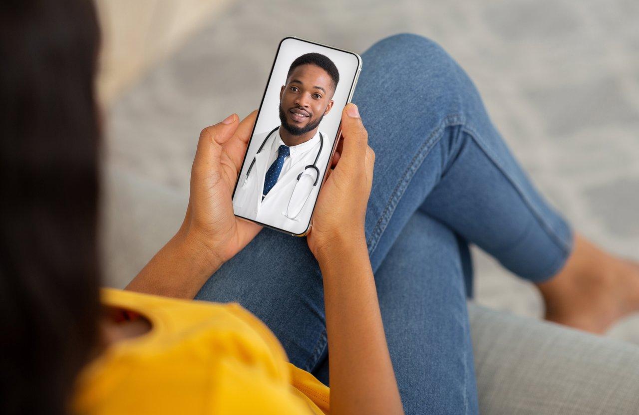 Consultation en télémédecine pour le suivi et l'ajustement du traitement des migraines à domicile.
