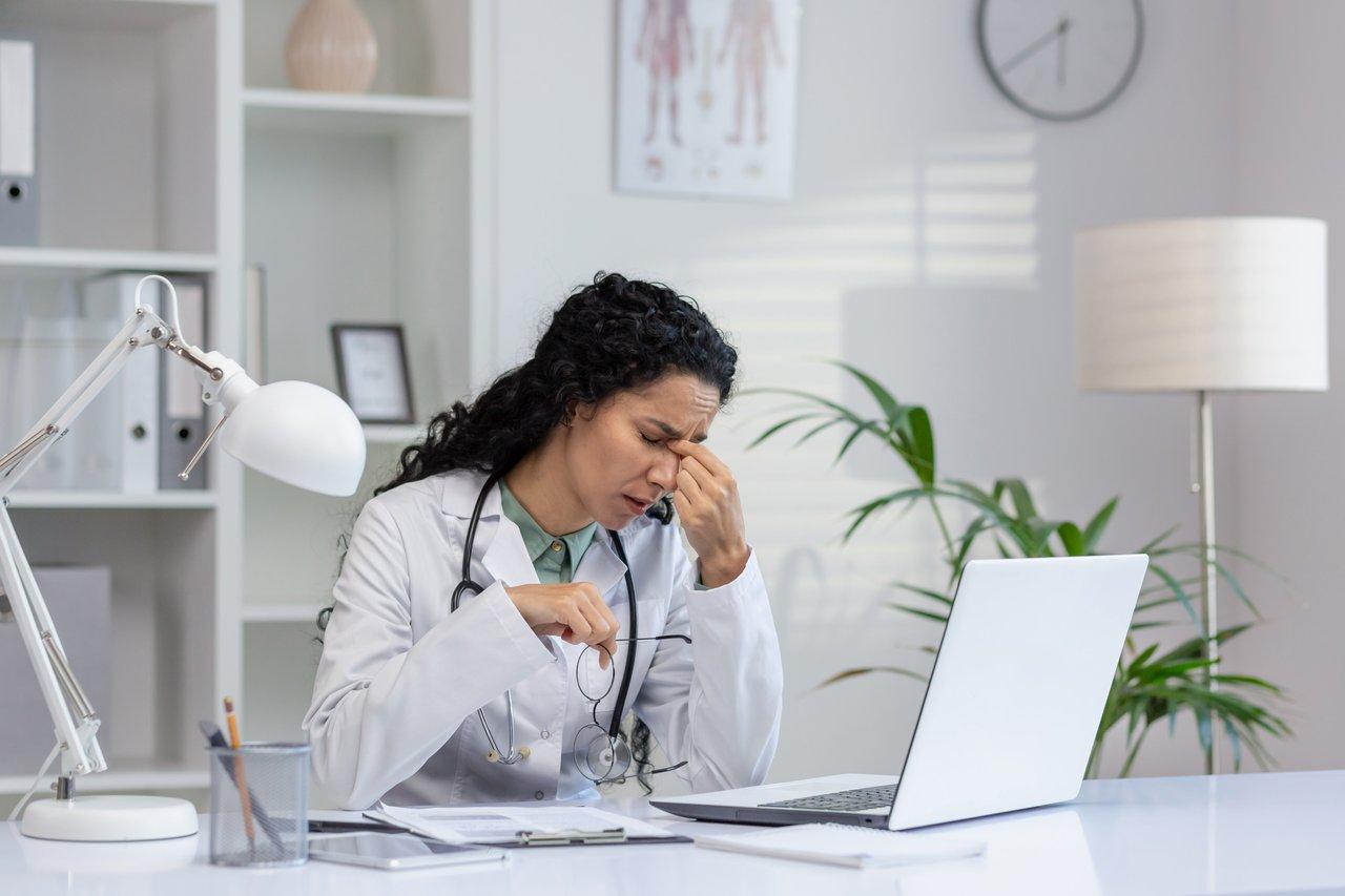 Consultation médicale sur la fatigue chronique : une médecin fatiguée soulignant l'importance du diagnostic.